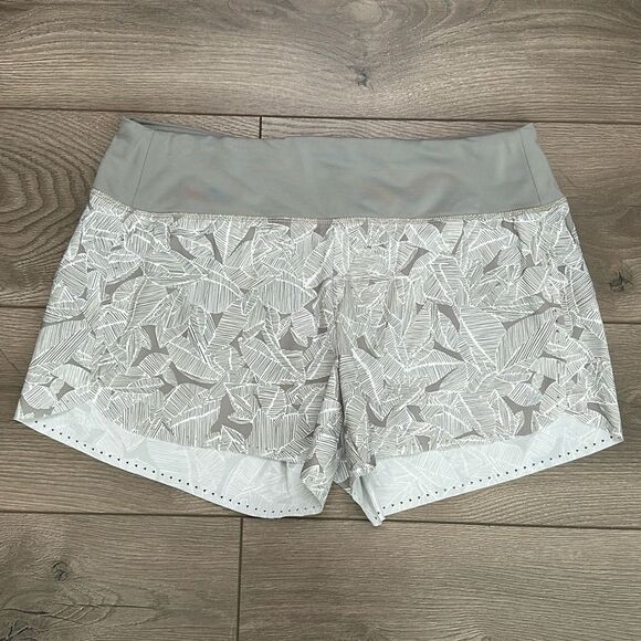 Athleta‎ 3” Laser Run Short Taupe Banana Leaf Print Medium Rise Gray Size Medium - Picture 1 of 12